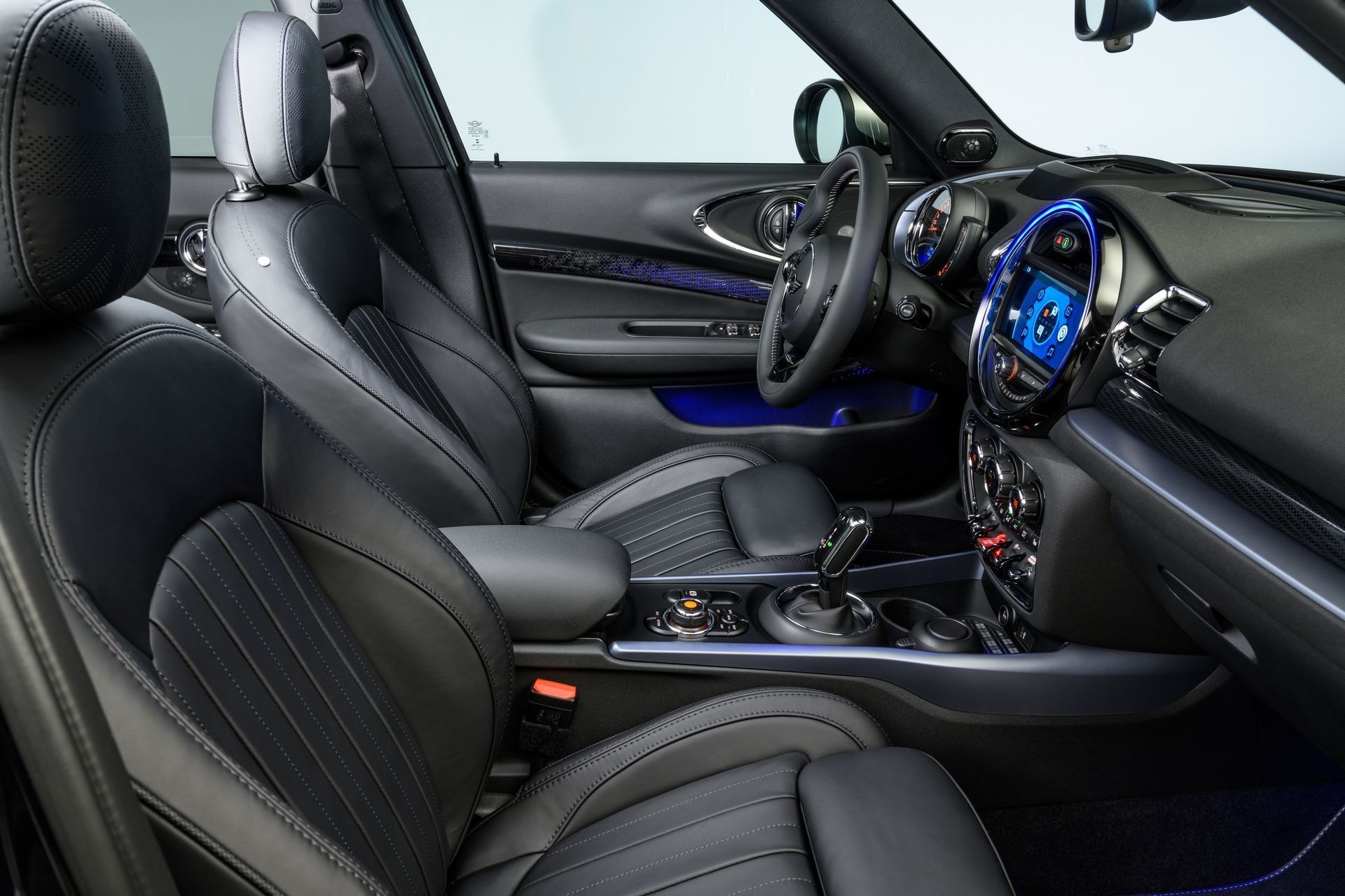 Interior del MINI Clubman con asientos de cuero realzando su elegancia.