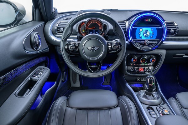 Detalle del sistema de iluminación interior y centro de mandos del MINI Clubman. Detalle del sistema de iluminación interior y centro de mandos del MINI Clubman.