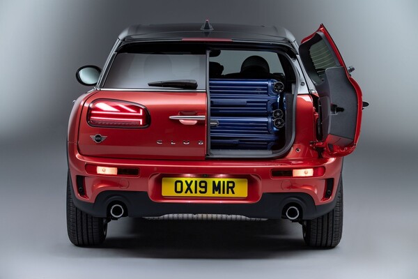 Imagen del maletero del MINI Clubman con las puertas traseras abiertas y equipaje. Imagen del maletero del MINI Clubman con las puertas traseras abiertas y equipaje.