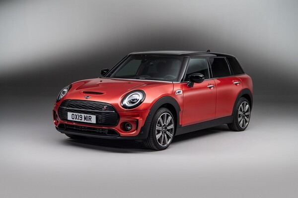 Vista delantera del MINI Clubman en color rojo, resaltando su diseño atractivo y moderno. Vista delantera del MINI Clubman en color rojo, resaltando su diseño atractivo y moderno.