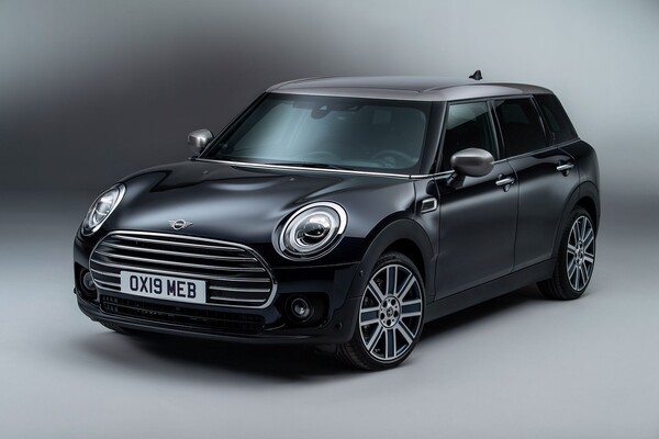 El MINI Clubman en color negro muestra su presencia urbana y su apariencia elegante. El MINI Clubman en color negro muestra su presencia urbana y su apariencia elegante.