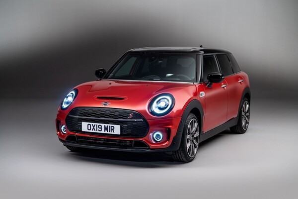 Vista frontal del MINI Clubman, un icono de modernidad y estilo en rojo. Vista frontal del MINI Clubman, un icono de modernidad y estilo en rojo.