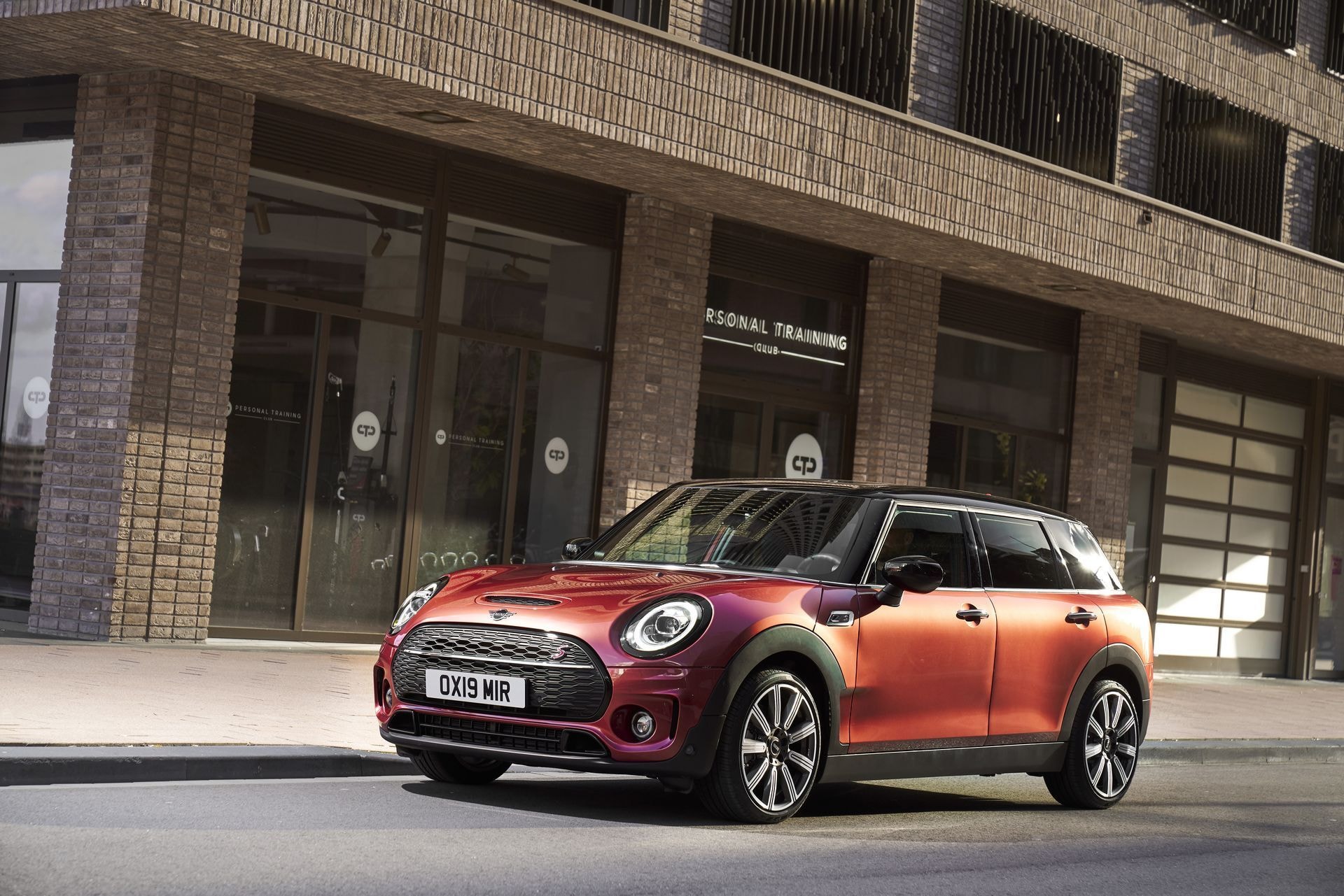 Imagen dinámica del MINI Clubman en un entorno urbano, resaltando su diseño y movilidad.