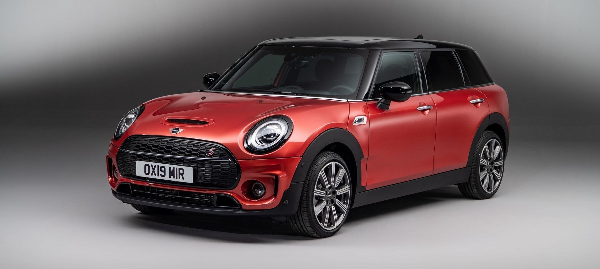 Imagen de perfil del MINI Clubman resaltando la estética y diseño de su lateral.
