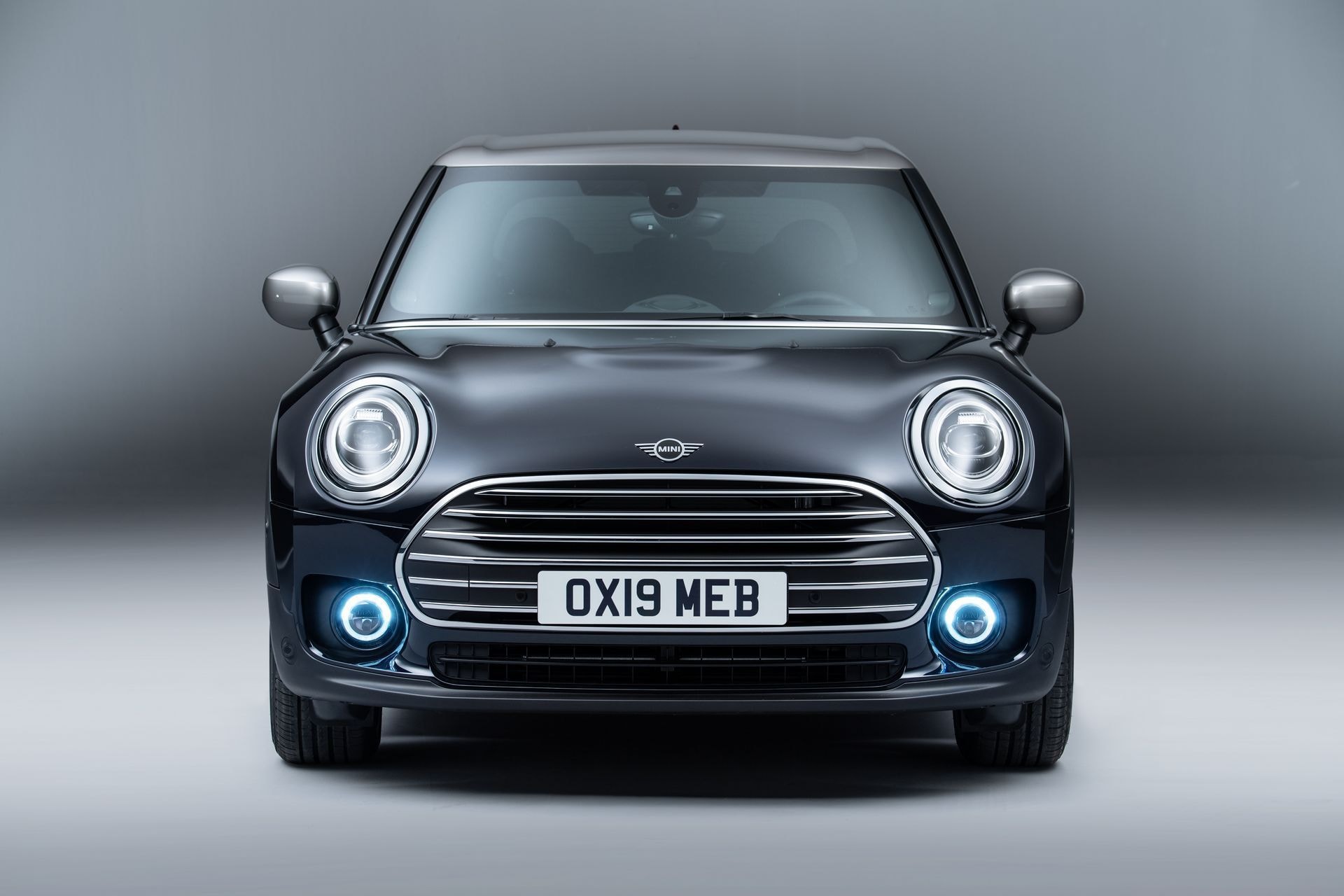 Vista frontal del MINI Clubman destacando sus faros y parrilla característicos.
