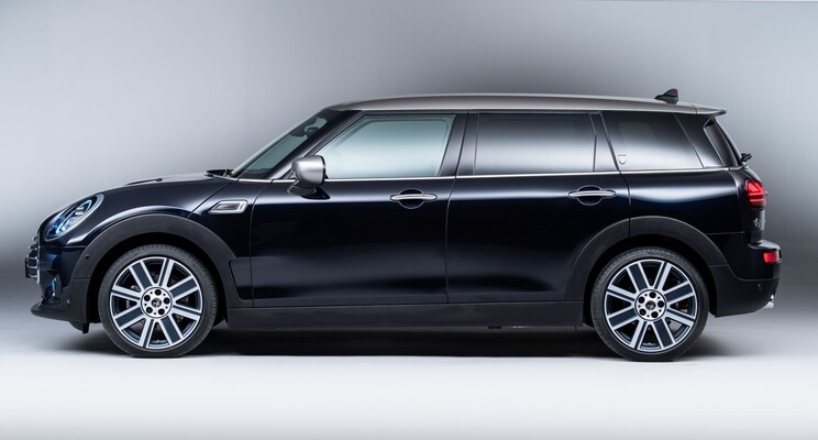 Perfil lateral del MINI Clubman que muestra su diseño alargado y elegante. Perfil lateral del MINI Clubman que muestra su diseño alargado y elegante.