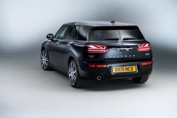 Vista trasera del MINI Clubman destacando sus líneas deportivas y acabados. Vista trasera del MINI Clubman destacando sus líneas deportivas y acabados.