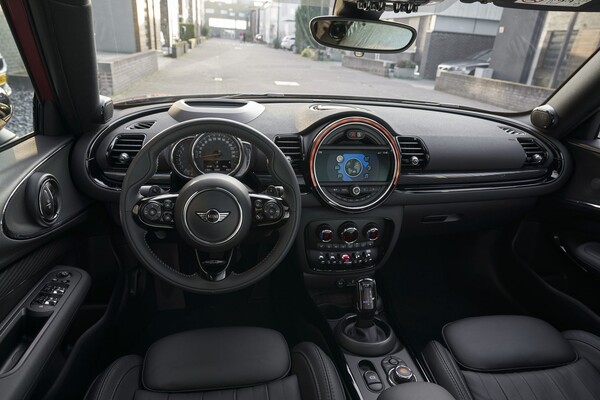 Enfoque en el volante e instrumentación del MINI Clubman, detalle de la consola central. Enfoque en el volante e instrumentación del MINI Clubman, detalle de la consola central.