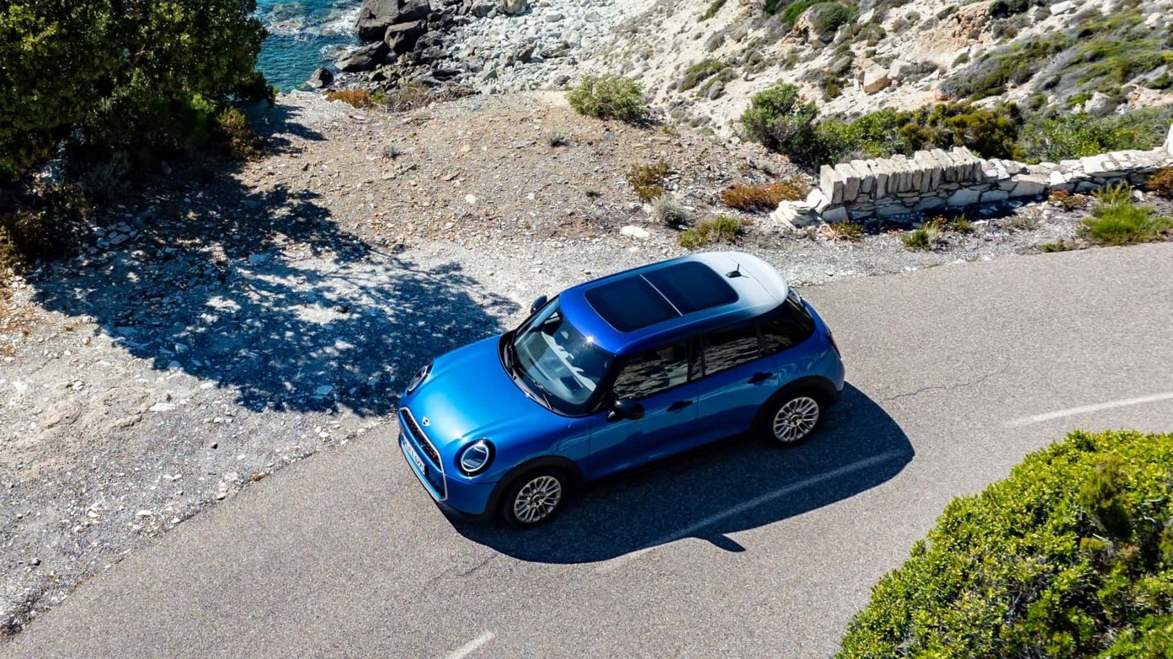 Panorámica del Mini 5 Puertas en carretera, mostrando su atractivo diseño.