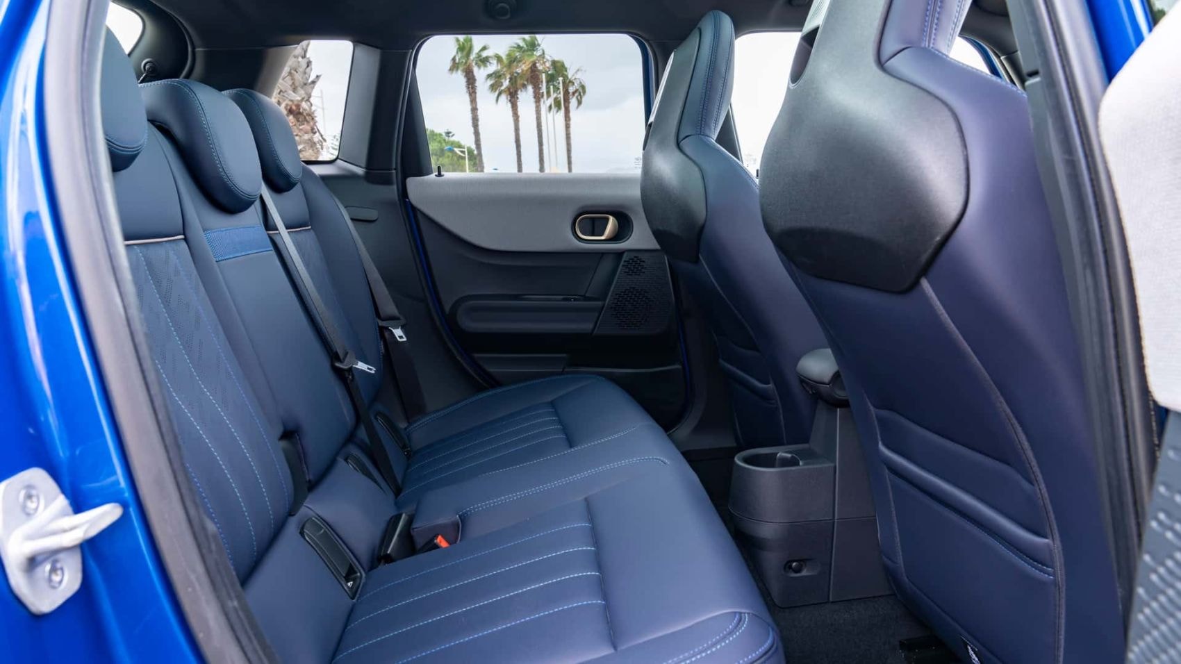 Vista del interior del Mini 5 Puertas, destacando su diseño moderno y funcionalidad.