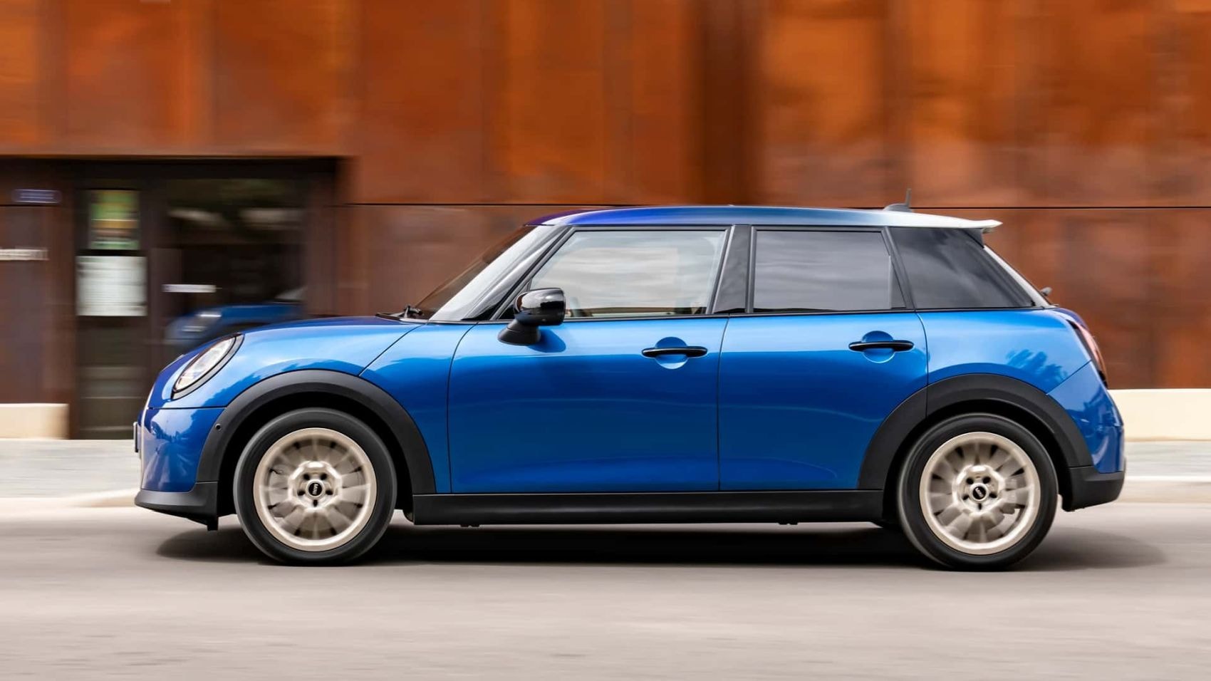 Frontal del Mini 5 Puertas mostrando su icónica parrilla y faros redondeados.