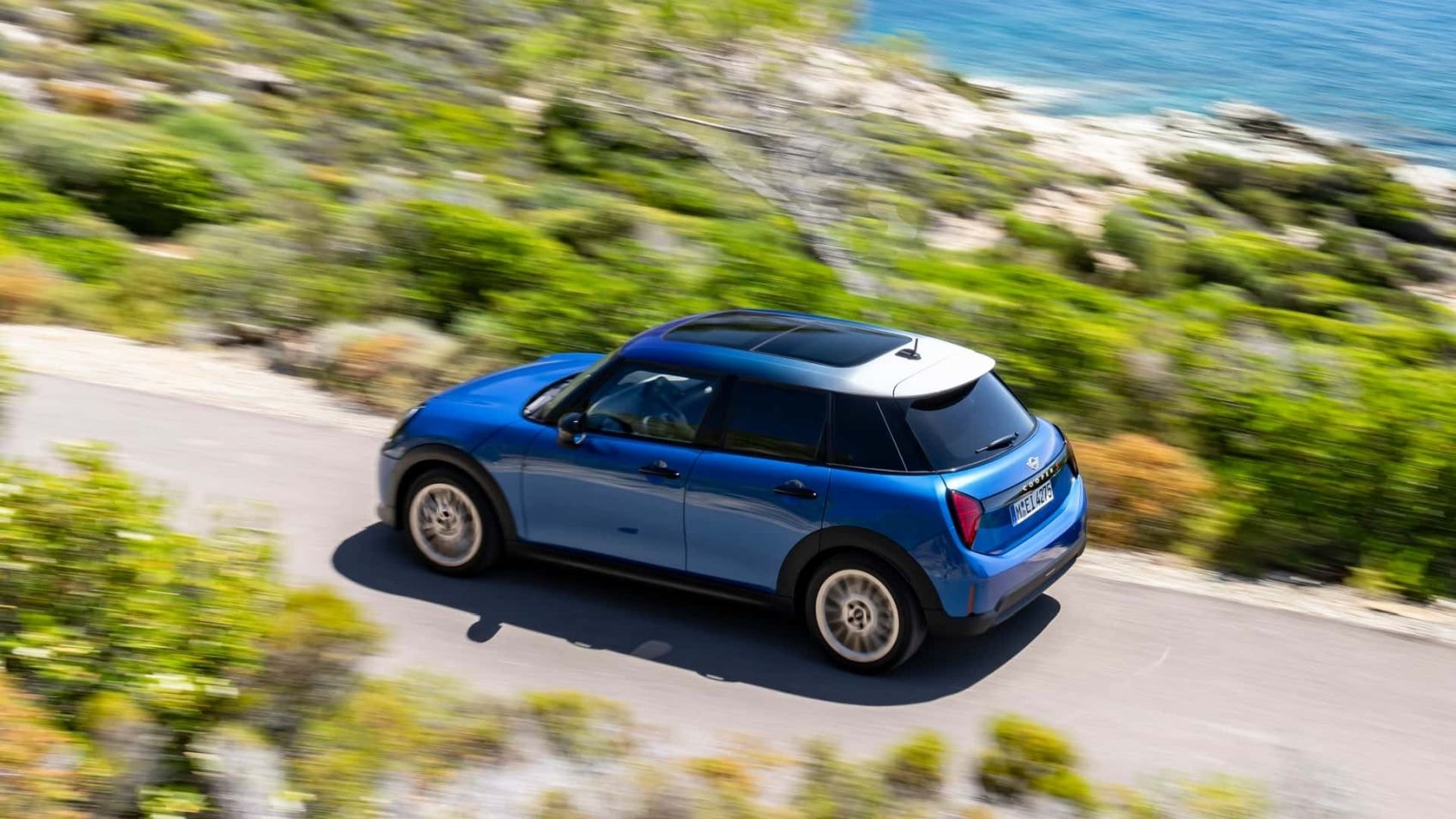 Vista lateral del Mini 5 Puertas, destaca por su diseño ágil y moderno.