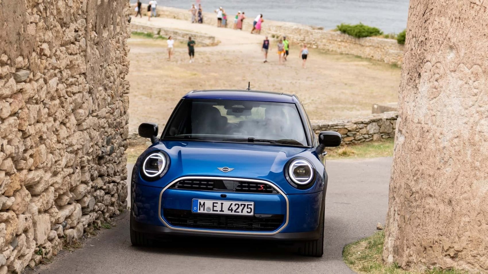 Otra perspectiva lateral que resalta la robustez y versatilidad del Mini 5 Puertas.