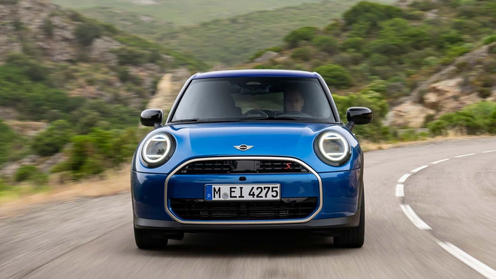 Vista lateral que muestra el diseño dinámico del Mini 5 Puertas, perfecto para la ciudad.