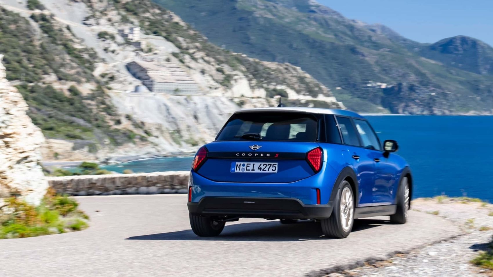 Vista lateral del Mini 5 Puertas, destacando su elegante silueta y techo panorámico.