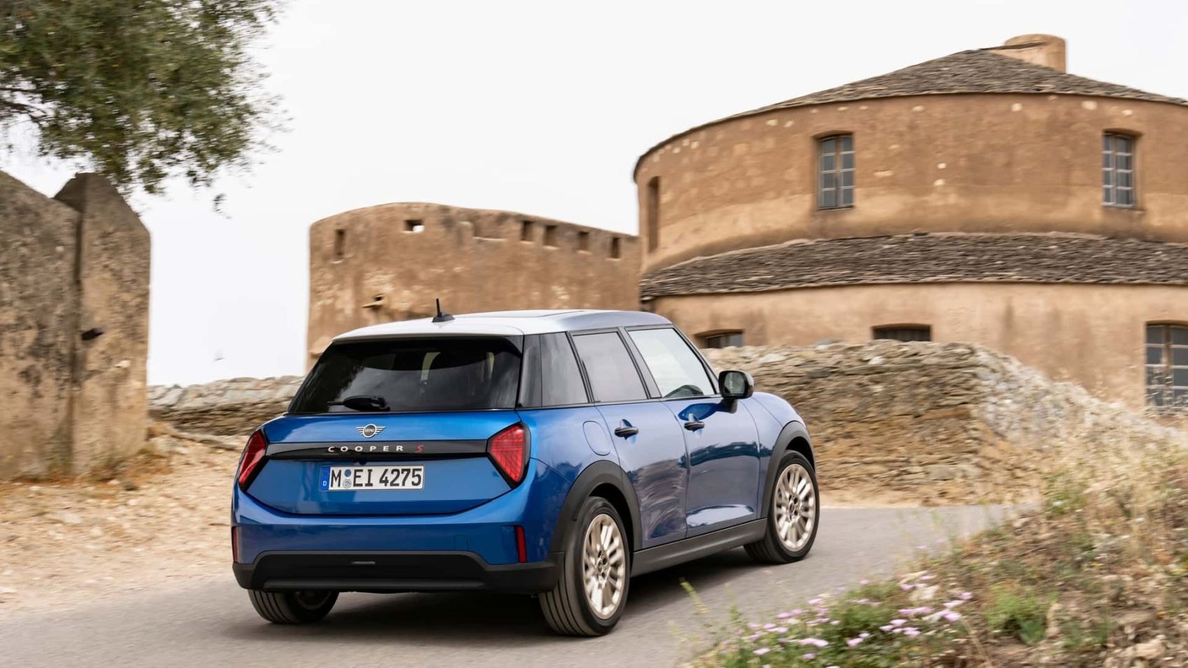 Perspectiva trasera del Mini 5 Puertas en un entorno costero, resaltando su estilo distintivo.