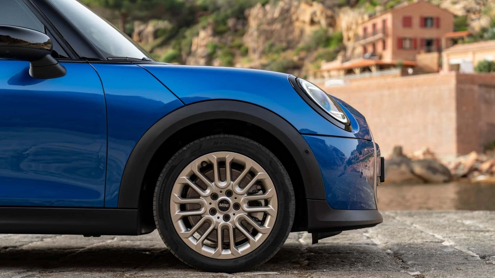 Otra toma posterior del Mini 5 Puertas en movimiento, destacando su agilidad.