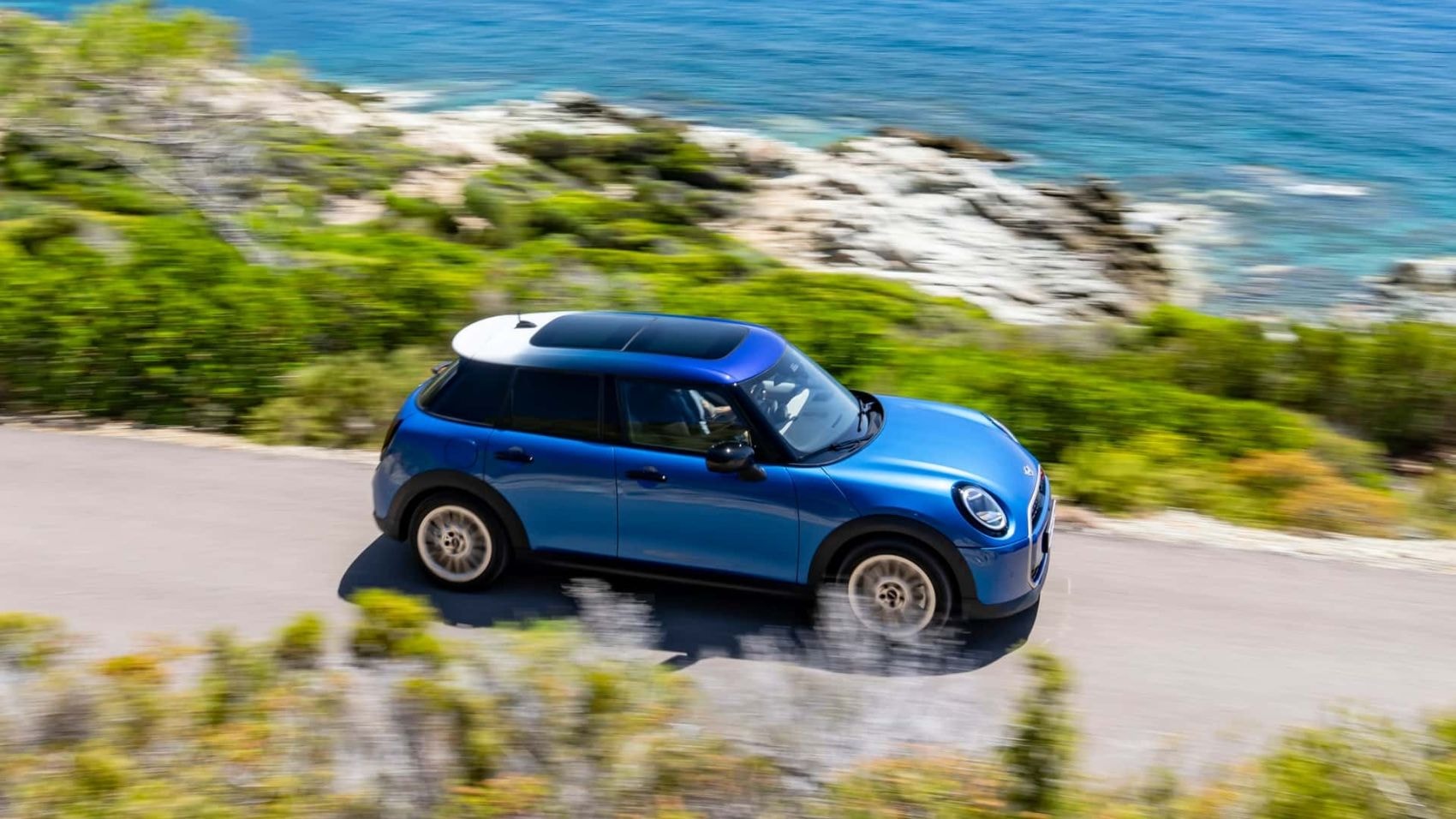 Vista trasera del Mini 5 Puertas, mostrando su diseño moderno y aerodinámico.