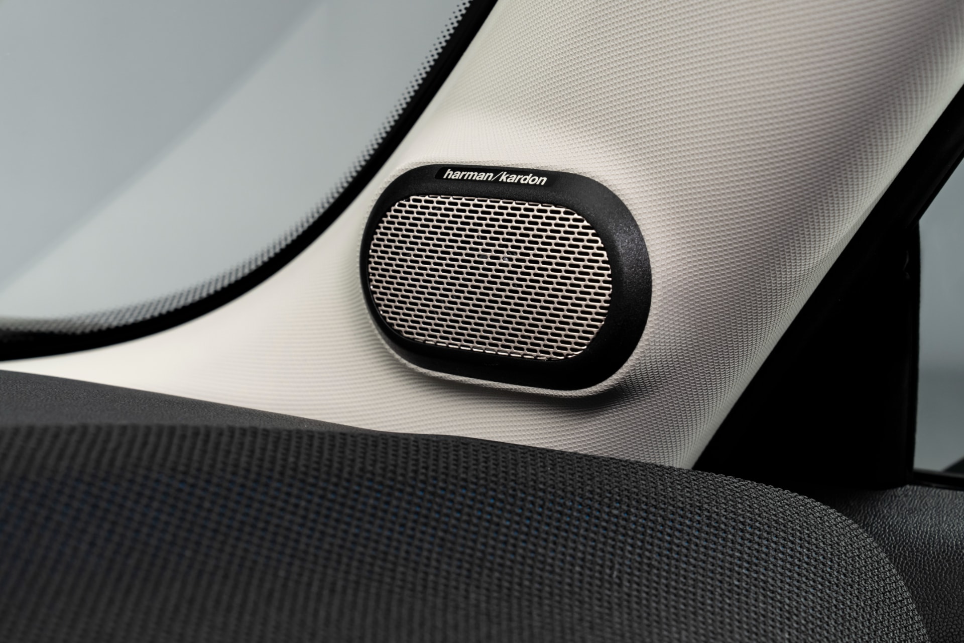 Detalle del altavoz Harman Kardon, parte del sistema premium de sonido en el MINI Cooper SE.