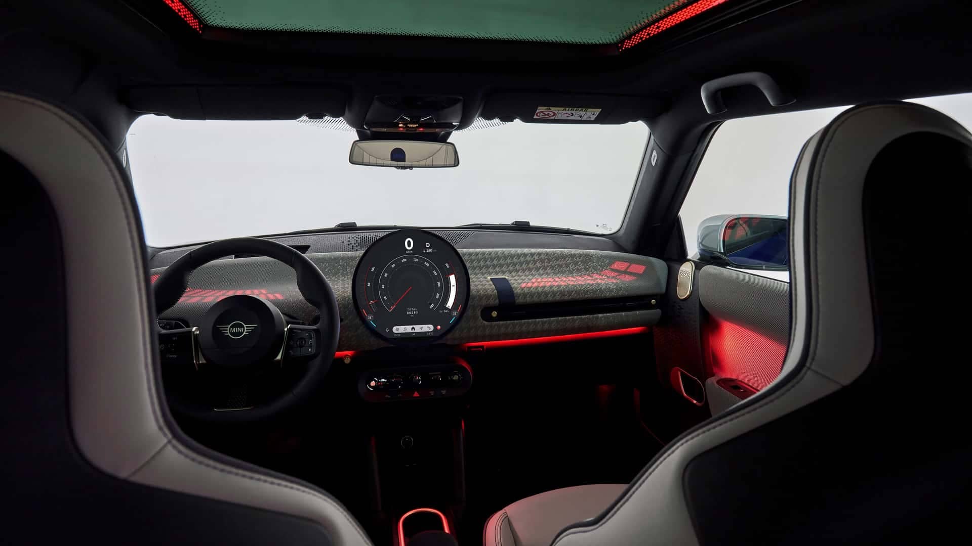 Ambiente interior con iluminación roja en el MINI Cooper SE.