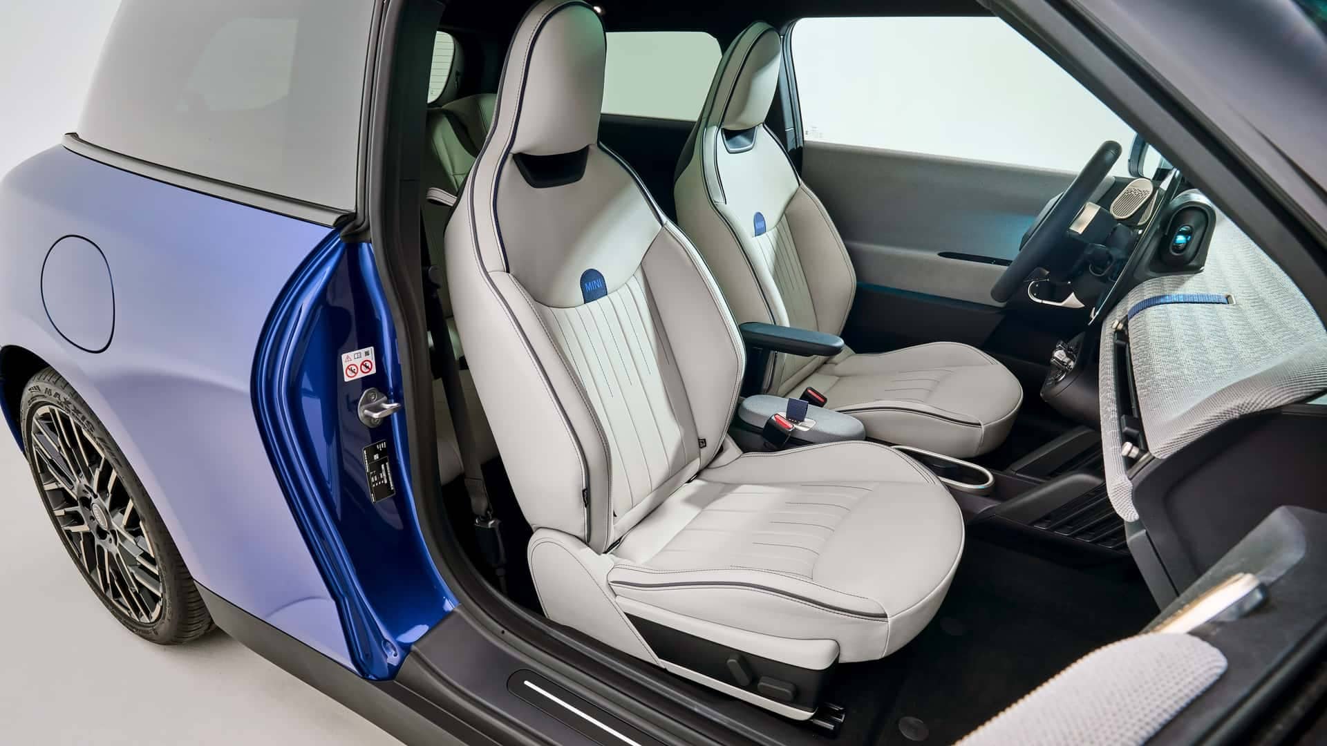 Asientos delanteros del MINI Cooper SE mostrando su diseño y confort.