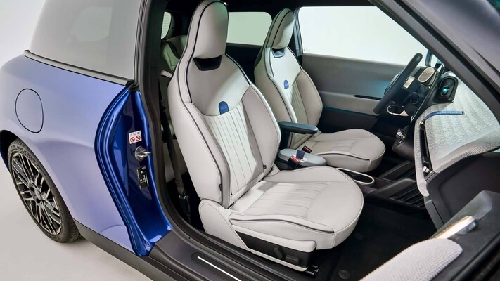 Asientos delanteros del MINI Cooper SE mostrando su diseño y confort. Asientos delanteros del MINI Cooper SE mostrando su diseño y confort.