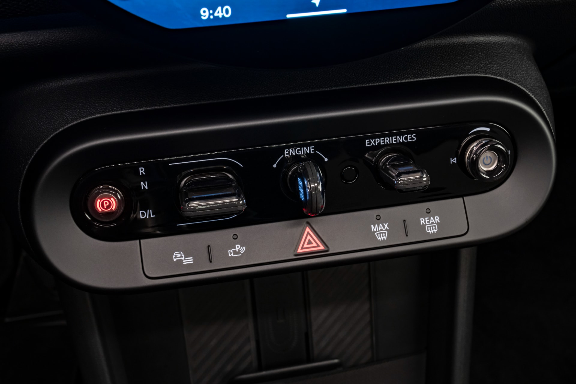 Panel de controles de climatización del MINI Cooper SE con diseño minimalista.