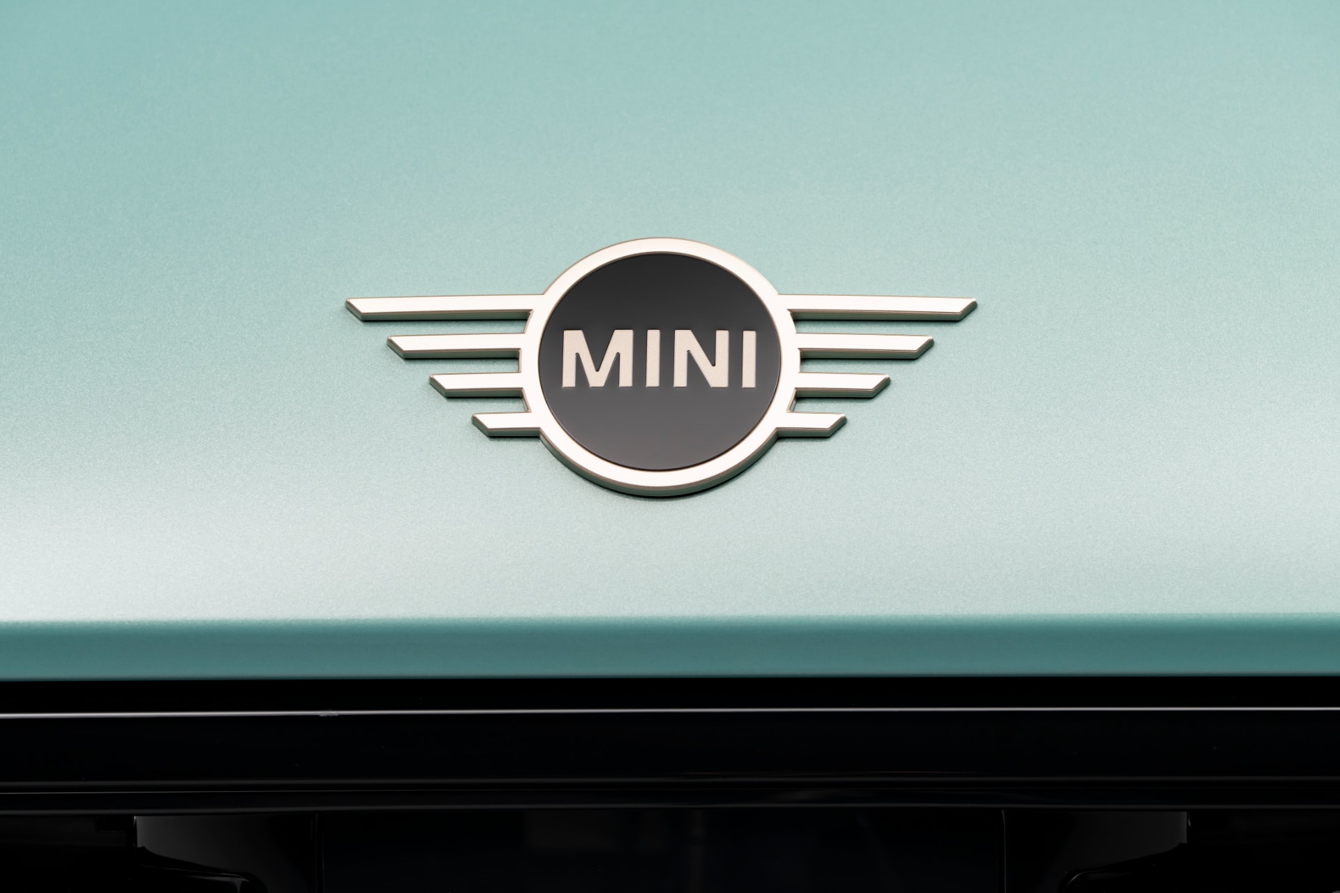 Detalle del emblema de MINI en el Cooper SE, símbolo de la marca.