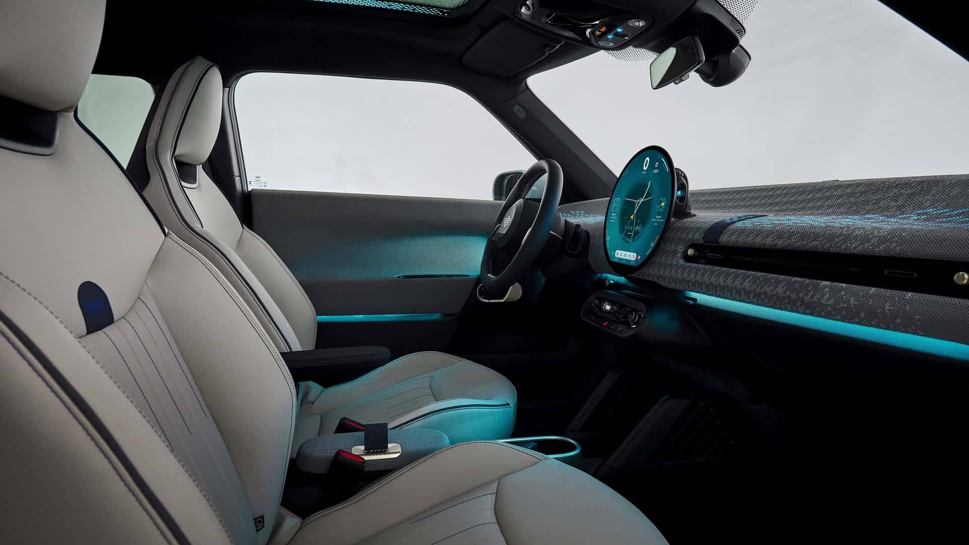 Vista de los asientos traseros del MINI Cooper SE con detalle en acabados.