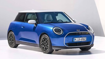 Vista frontal y lateral del MINI Cooper SE en color azul. Vista frontal y lateral del MINI Cooper SE en color azul.