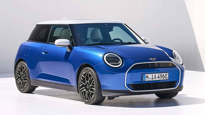 Vista frontal y lateral del MINI Cooper SE en color azul.