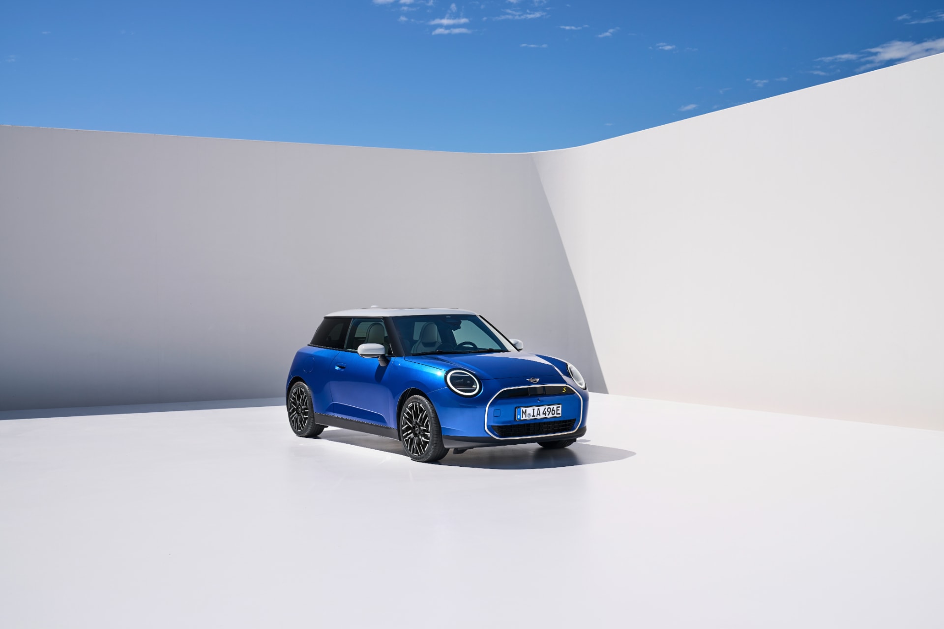Vista en ángulo del MINI Cooper SE, combinando diseño clásico y modernidad.