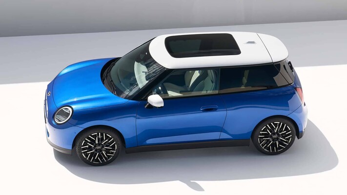 MINI Cooper SE con techo en contraste y vista lateral. MINI Cooper SE con techo en contraste y vista lateral.