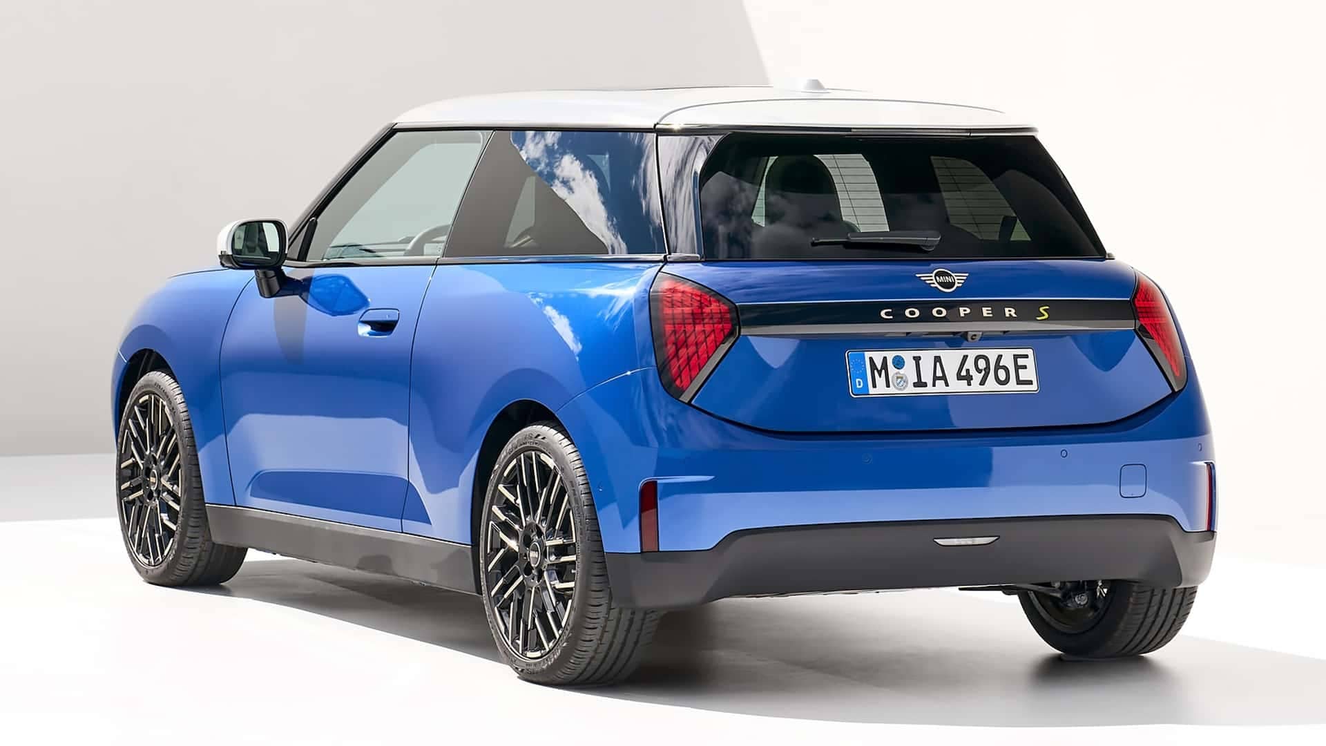 Vista trasera y lateral del MINI Cooper SE eléctrico.