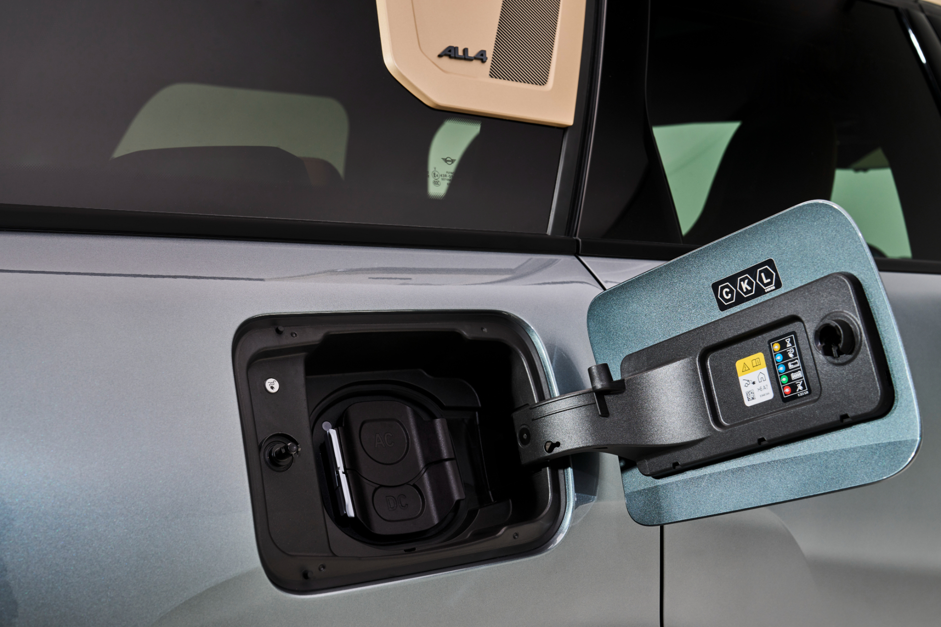 Vista del puerto de carga del MINI Cooper SE, integrado con estilo.