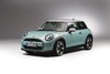 Vista delantera y lateral del MINI Cooper resaltando su estética clásica y moderna Vista delantera y lateral del MINI Cooper resaltando su estética clásica y moderna