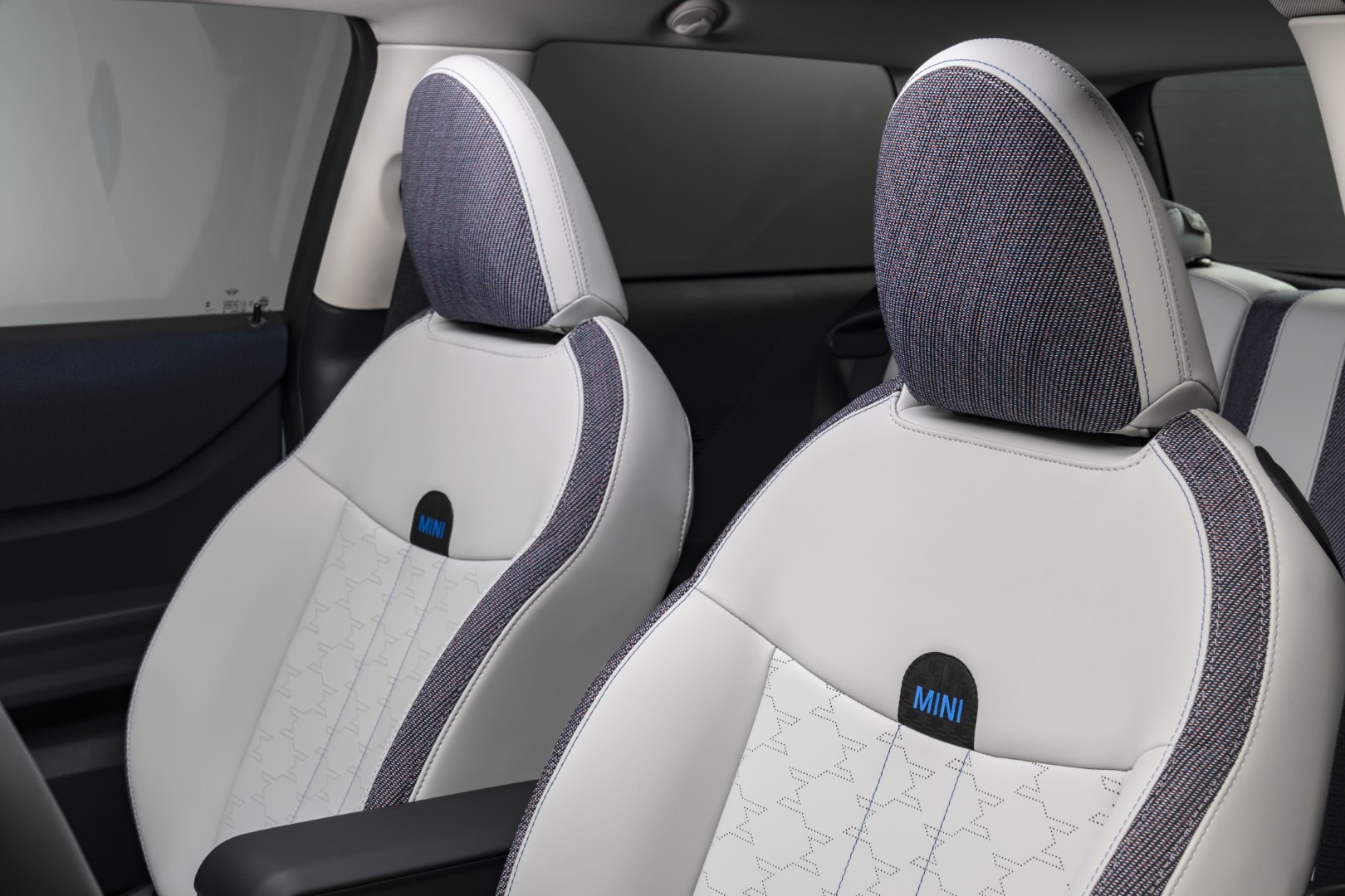 Diseño moderno y confortable de los asientos delanteros con tapicería premium.