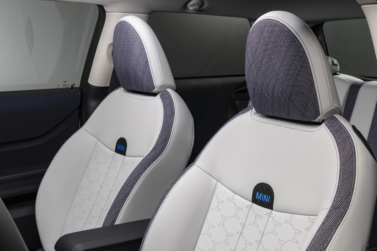 Diseño moderno y confortable de los asientos delanteros con tapicería premium. Diseño moderno y confortable de los asientos delanteros con tapicería premium.