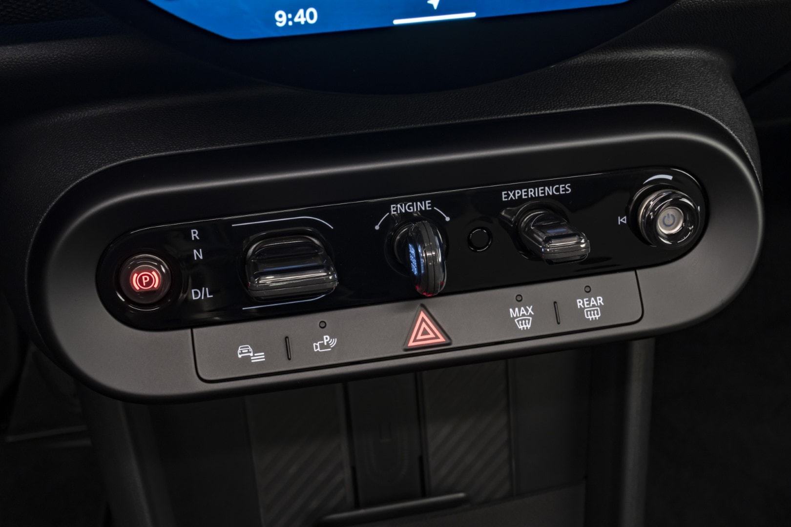 Detalle de los controles de climatización integrados con estética refinada.