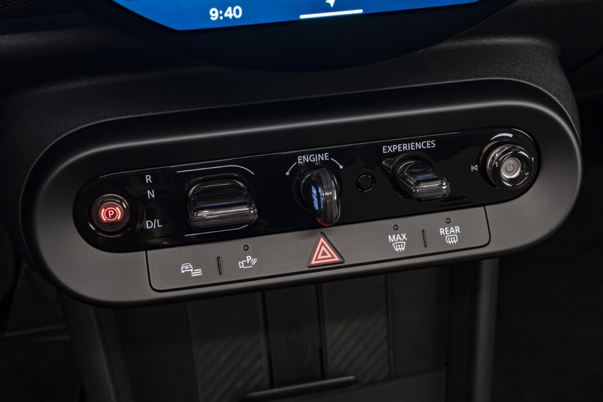 Detalle de los controles de climatización integrados con estética refinada. Detalle de los controles de climatización integrados con estética refinada.