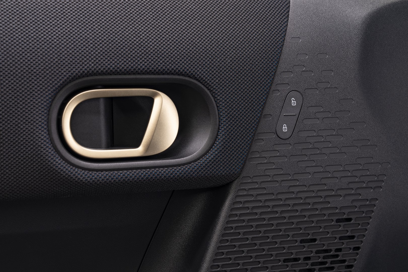 Close-up de la manija de la puerta interior, elegancia y minimalismo en su diseño.