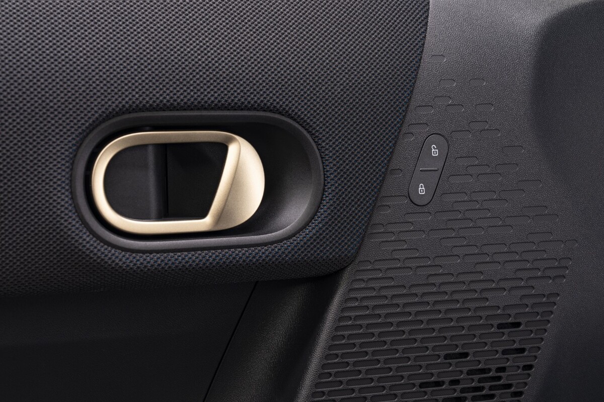 Close-up de la manija de la puerta interior, elegancia y minimalismo en su diseño. Close-up de la manija de la puerta interior, elegancia y minimalismo en su diseño.