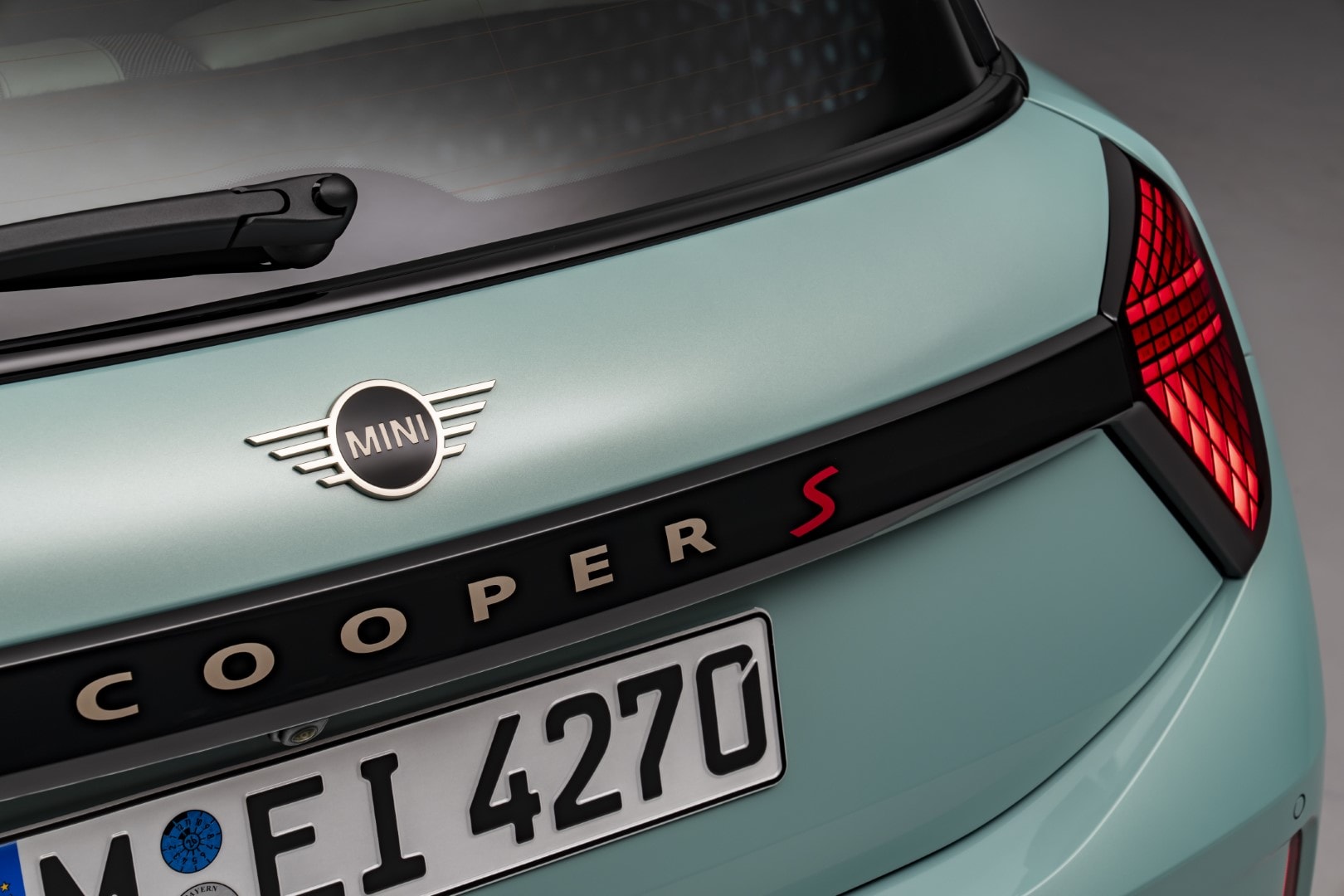 Vista de la insigne trasera de un MINI Cooper S, destacando su diseño icónico.