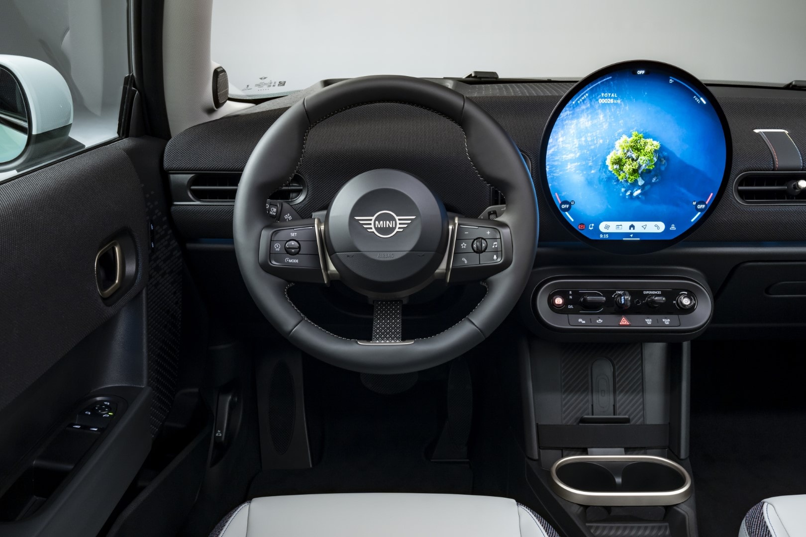 Espacio del conductor en MINI Cooper con pantalla y volante modernos