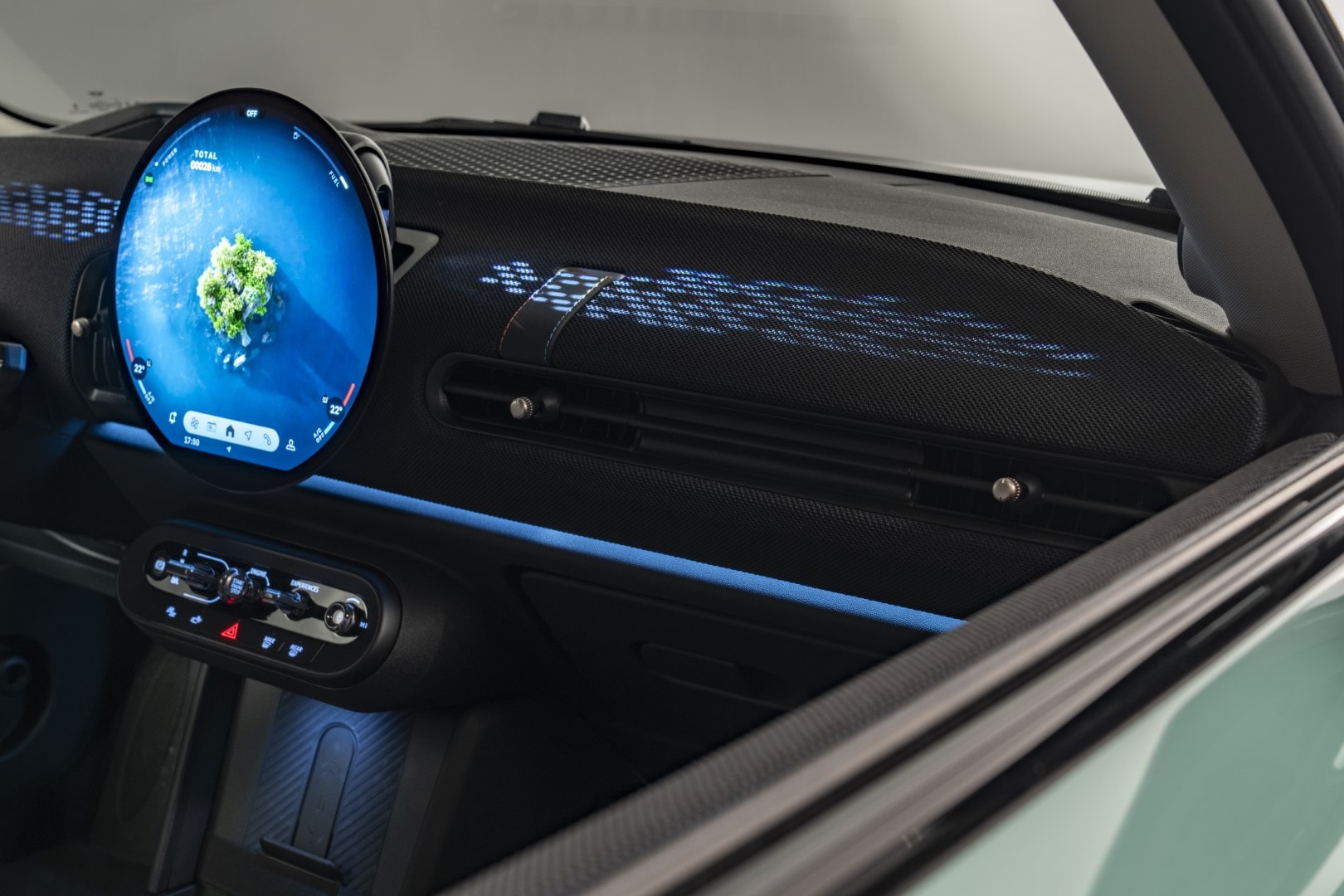 Sistema multimedia con pantalla circular y detalles en tablero de MINI Cooper