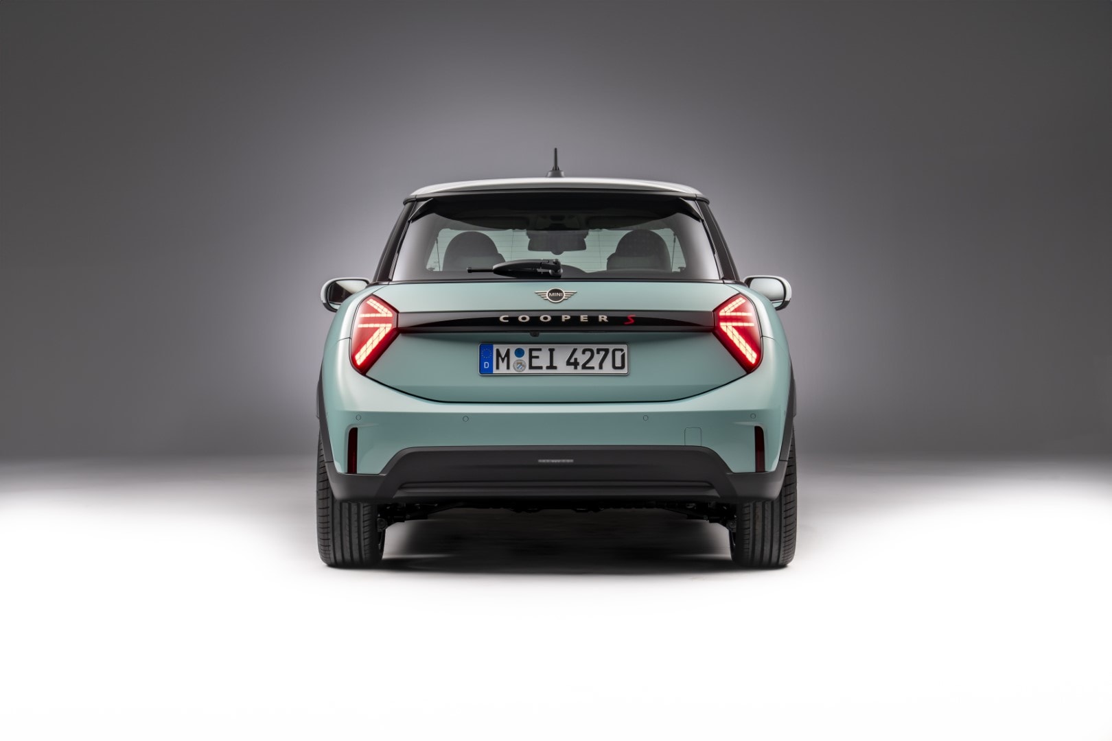 Imagen trasera del MINI Cooper mostrando su distintiva iluminación LED