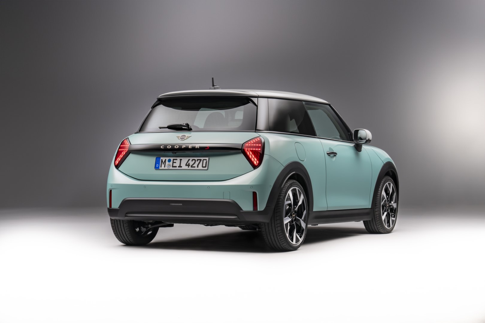 Vista trasera y lateral del MINI Cooper destacando su diseño icónico