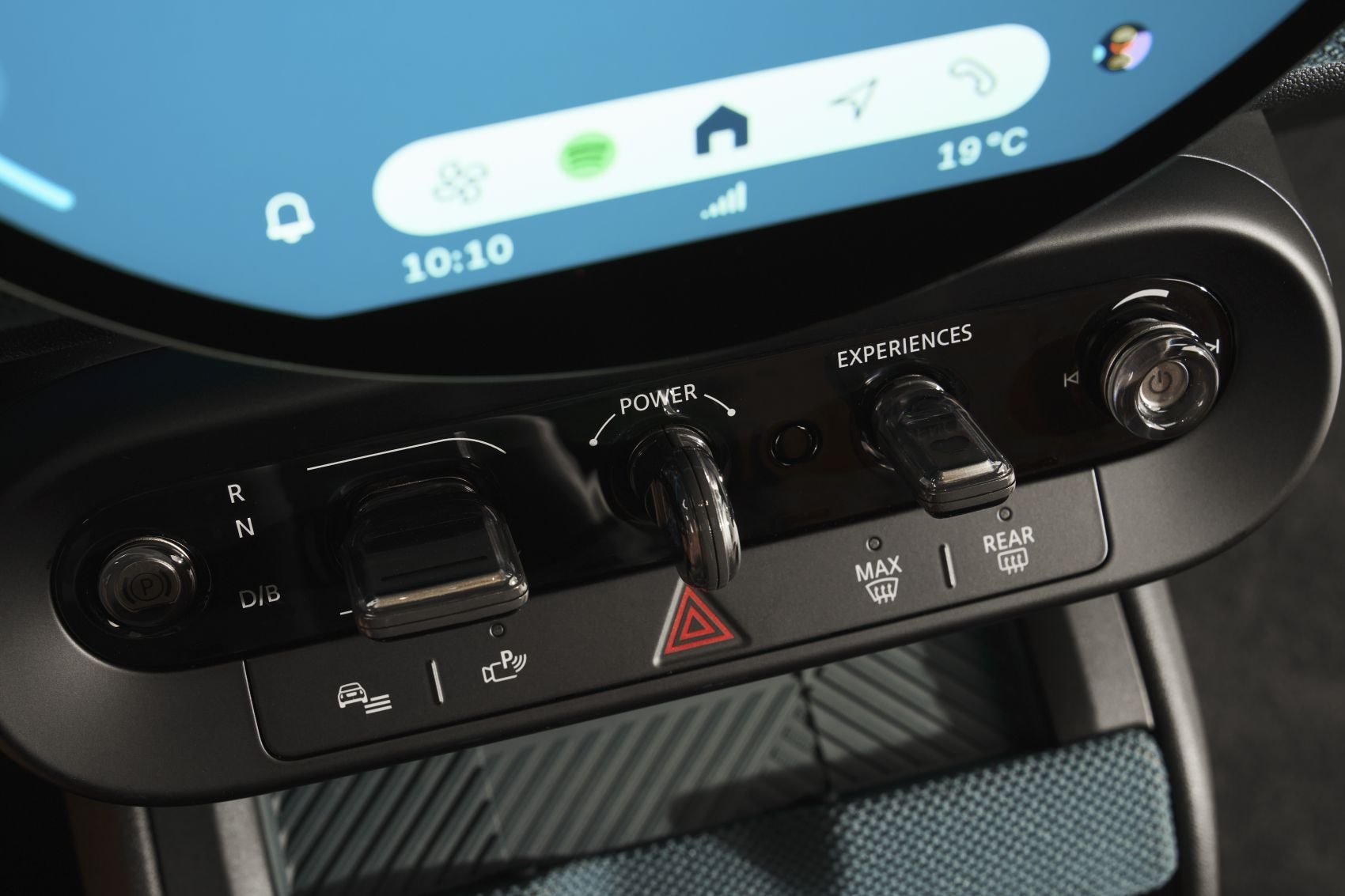 Panel de control central con iluminación LED clara.