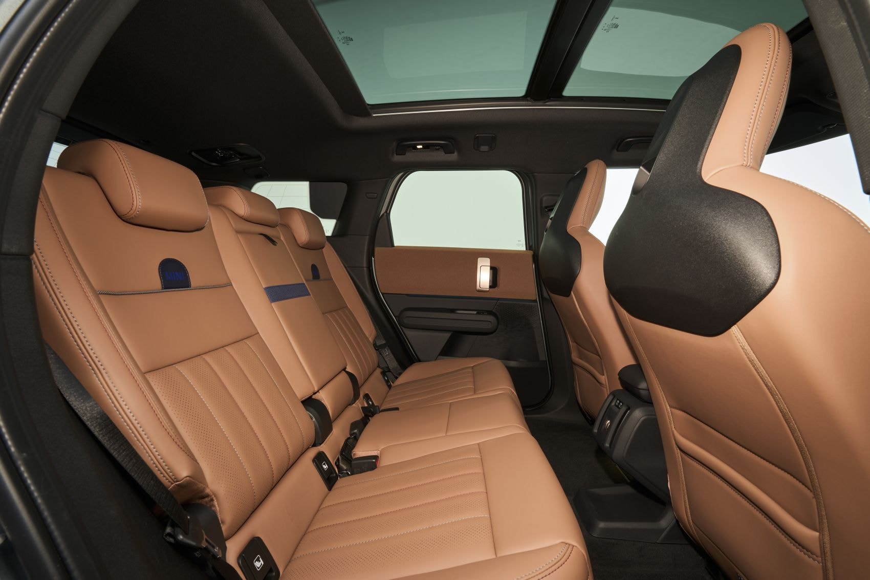 Asientos de cuero de alta calidad con detalles elegantes.