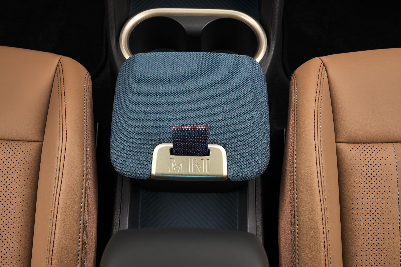 Configuración de los asientos traseros con detalles en cuero.